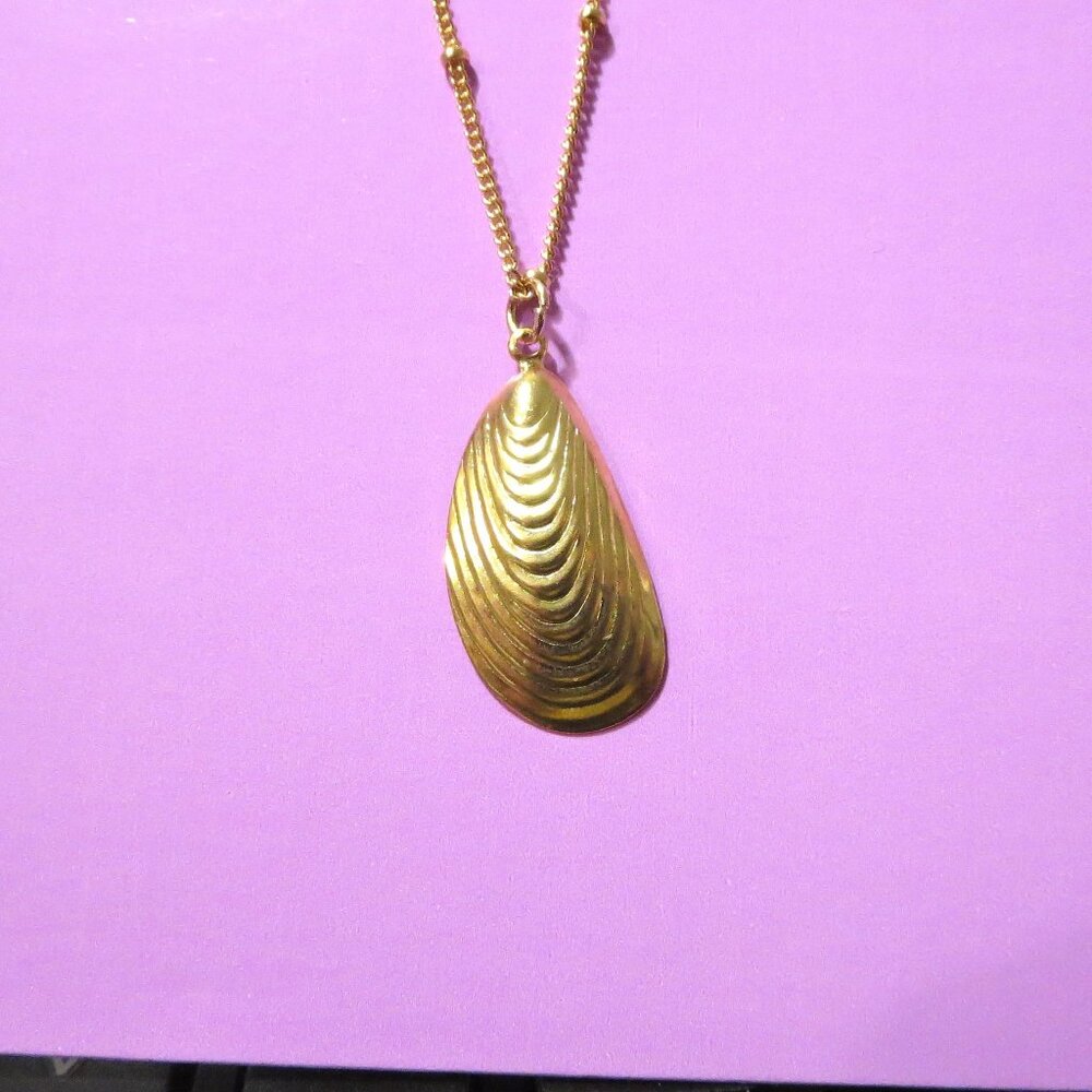Vintage Gold Shell necklace mussel necklace
